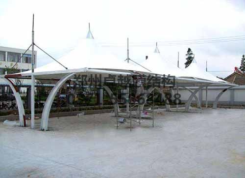 膜結構車棚的造型非常豐富優美