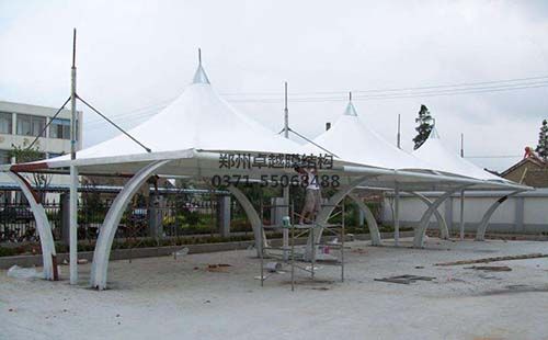 工作人員正在對膜結構車棚進行補漆作業