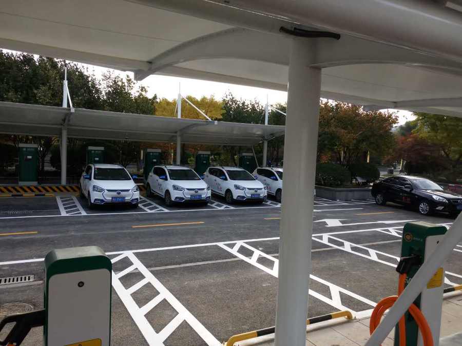 七字型的汽車停車棚，也是汽車蓬里，使用比較多的一款造型