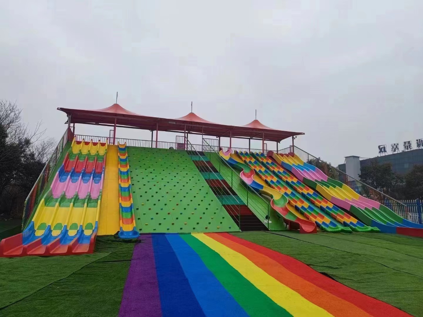七彩滑道雨棚都是什么材質