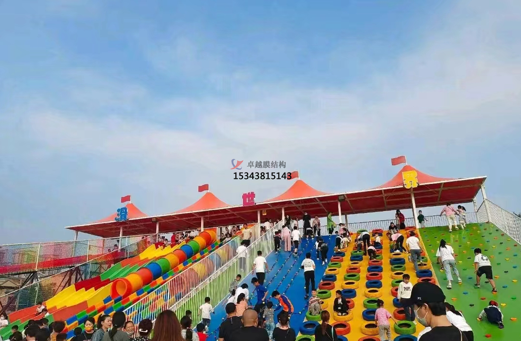 商丘滑世界橘紅色<font color='red'>張拉膜結構</font>生產