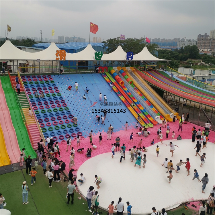 重慶滑世界橘紅色<font color='red'>張拉膜結構</font>生產